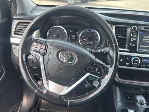 Used 2017 Toyota Highlander Plus FWD image 32