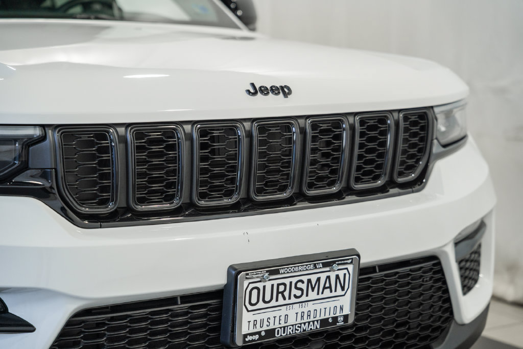 Used 2023 Jeep Grand Cherokee Limited w/ Black Appearance Package AWD/4WD image 12