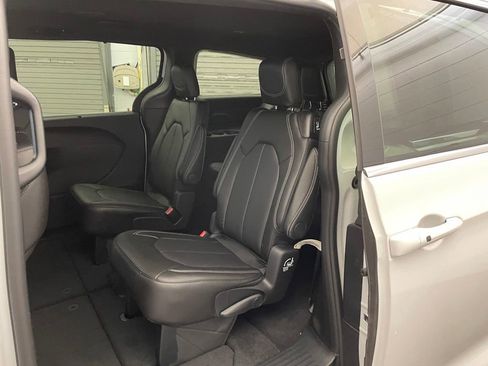 New 2027 Chrysler Pacifica Select AWD/4WD image 15