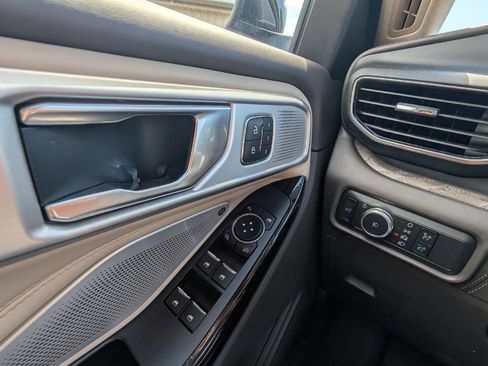 Used 2022 Ford Explorer Platinum w/ Equipment Group 601A AWD/4WD image 34
