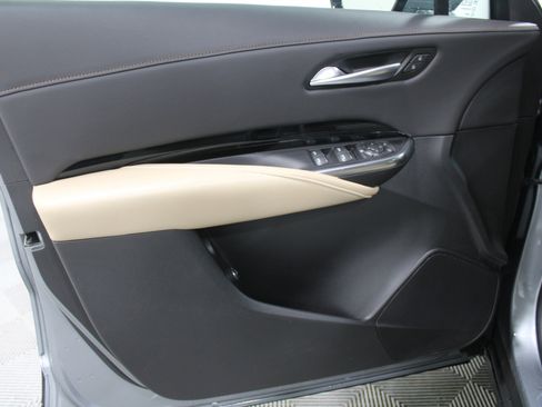 Used 2024 Cadillac XT4 Luxury w/ Cold Weather Package image 6