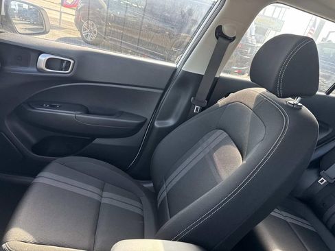 Used 2025 Hyundai Venue SEL FWD image 17
