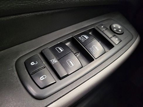 Used 2019 Jeep Cherokee Latitude Plus w/ Cold Weather Group AWD/4WD image 27