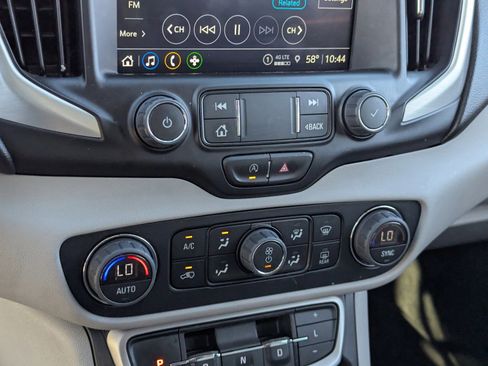 Used 2022 GMC Terrain SLT image 29