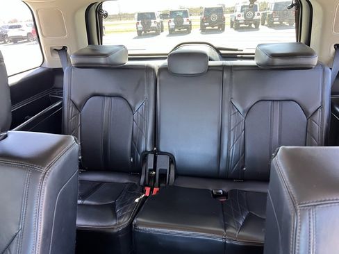Used 2019 Ford Expedition Platinum image 17