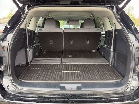 Used 2023 Toyota Highlander LE FWD image 16