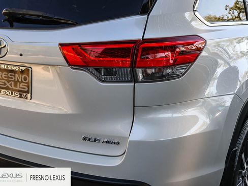 Used 2019 Toyota Highlander XLE w/ Carpet Mat Package (TMS) image 7