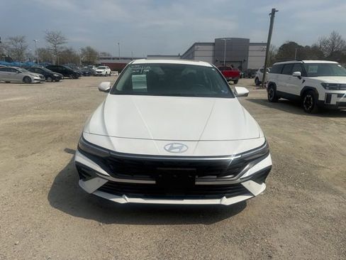 Used 2024 Hyundai Elantra Limited image 3