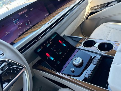 Used 2025 Cadillac Escalade ESV Sport Platinum image 30