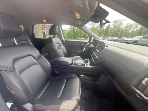 Used 2023 Nissan Pathfinder SL w/ Black Appearance Package AWD/4WD image 10