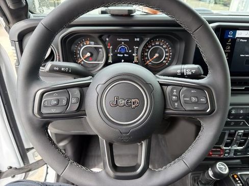Used 2025 Jeep Gladiator Rubicon w/ Convenience Group AWD/4WD image 16