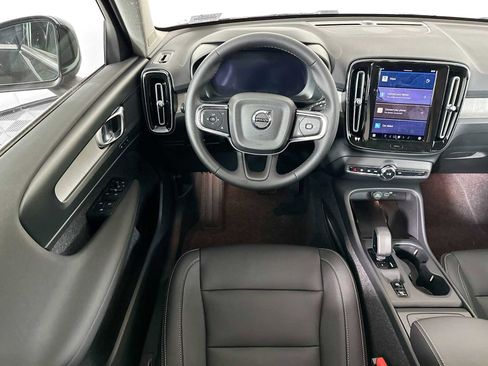 Used 2025 Volvo XC40 B5 Core w/ Climate Package image 21