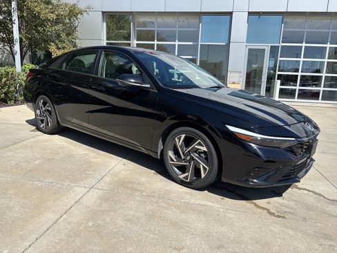 Used 2024 Hyundai Elantra Limited FWD image 2