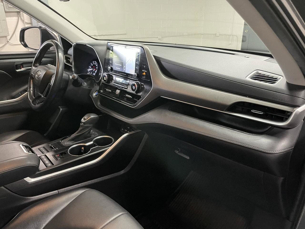 Used 2021 Toyota Highlander XLE AWD/4WD image 26