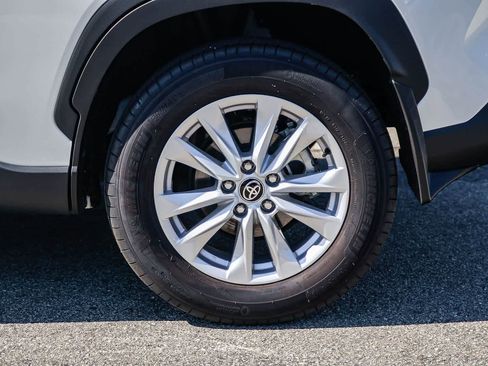 Used 2024 Toyota Corolla Cross LE image 8