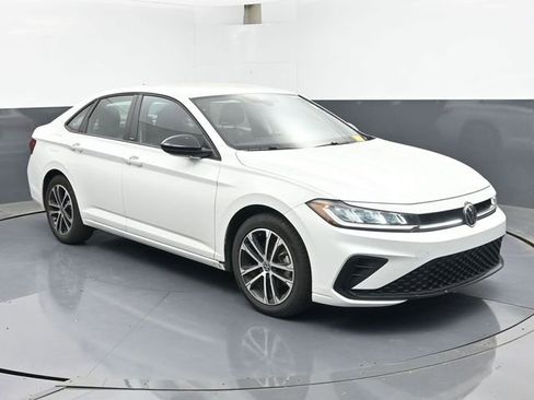 Used 2025 Volkswagen Jetta Sport FWD image 2