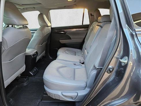 Used 2020 Toyota Highlander Limited FWD image 16
