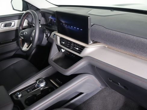 Used 2025 Ford Explorer Active image 28
