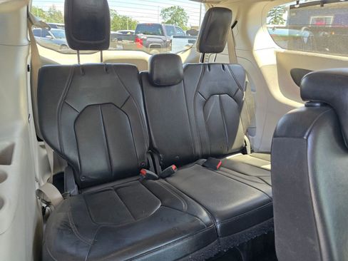 Used 2018 Chrysler Pacifica Touring-L FWD image 14