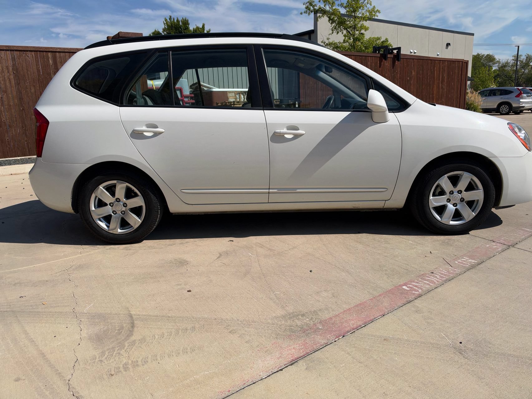 Used 2008 Kia Rondo LX FWD image 2