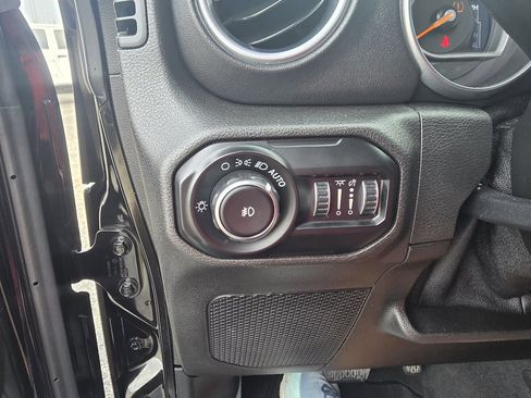 Used 2018 Jeep Wrangler Unlimited Sahara image 23