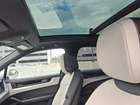 Used 2025 Porsche Cayenne image 17