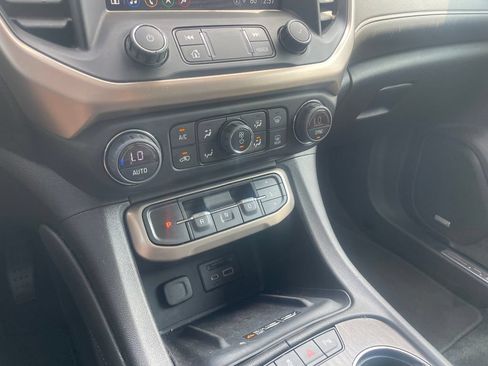Used 2022 GMC Acadia Denali w/ Denali Ultimate Package FWD image 16