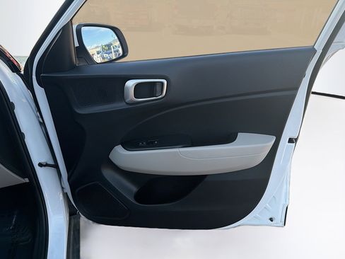 Used 2025 Hyundai Venue SEL FWD image 31