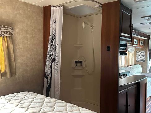 Used 2014 Chevrolet Express 4500 w/ RV Package image 24