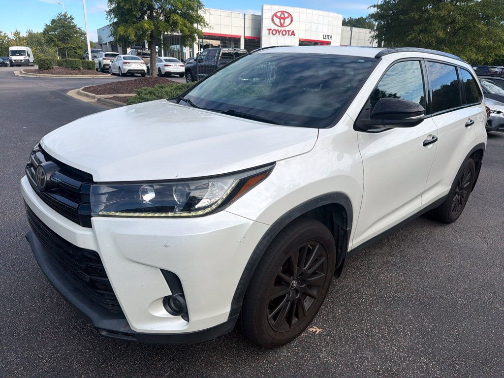 Used 2019 Toyota Highlander SE w/ Nightshade Edition AWD/4WD image 1