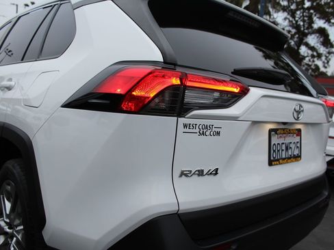 Used 2020 Toyota RAV4 XLE Premium image 16