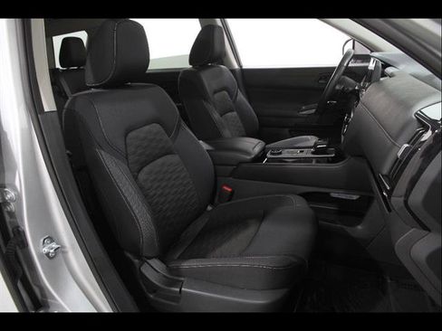 Used 2024 Nissan Pathfinder SV AWD/4WD image 16