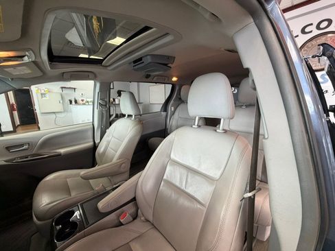 Used 2016 Toyota Sienna XLE w/ XLE Navigation Package AWD/4WD image 18