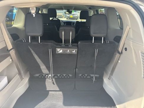 Used 2017 Chrysler Pacifica Touring-L Plus w/ Advanced Safetytec Group FWD image 16