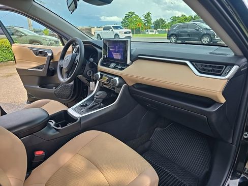 Used 2024 Toyota RAV4 LE AWD/4WD image 12