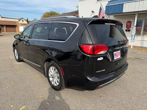 Used 2019 Chrysler Pacifica Touring-L image 8