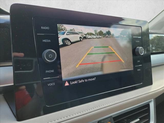 Used 2025 Volkswagen Taos SE FWD image 21