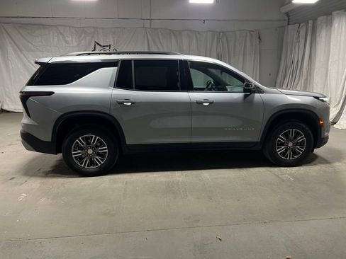 Used 2025 Chevrolet Traverse LT image 8
