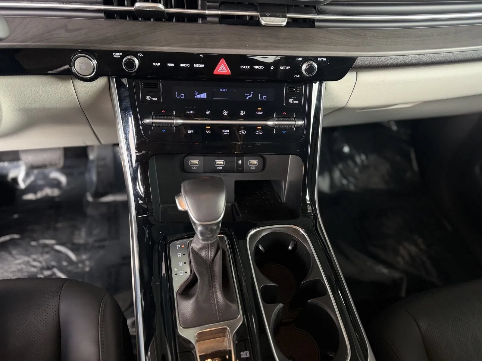 Used 2024 Kia Carnival EX FWD image 31