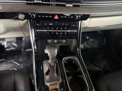 Used 2024 Kia Carnival EX FWD image 31