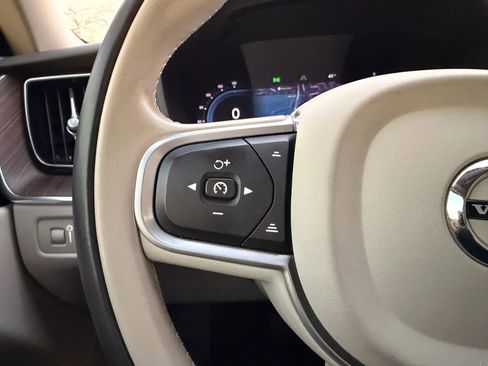 Used 2022 Volvo XC60 B5 Momentum image 16