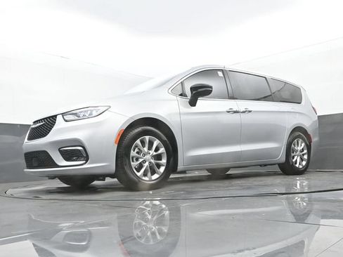 Used 2026 Chrysler Pacifica Limited FWD image 28