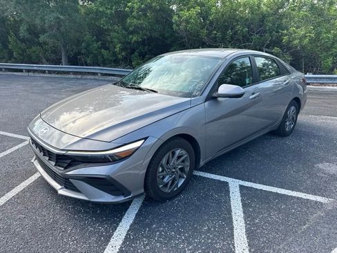 Used 2024 Hyundai Elantra SEL FWD image 1