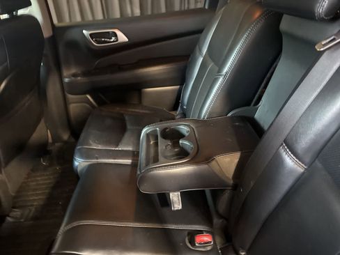 Used 2018 Nissan Pathfinder Platinum image 18