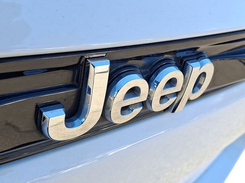 Used 2022 Jeep Grand Cherokee Limited AWD/4WD image 29