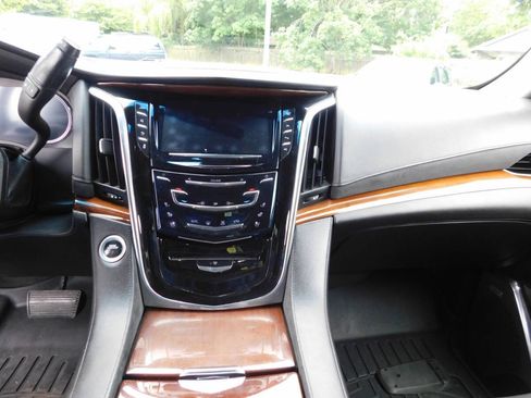 Used 2017 Cadillac Escalade ESV Premium Luxury AWD/4WD image 10