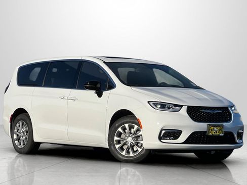 New 2026 Chrysler Pacifica Select image 2