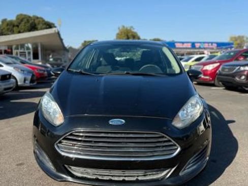Used 2014 Ford Fiesta SE image 2