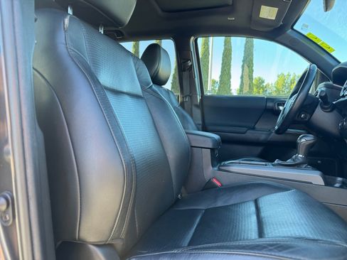 Used 2021 Toyota Tacoma TRD Sport w/ TRD Premium Sport Package AWD/4WD image 19