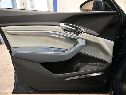 Used 2020 Audi e-tron Prestige w/ Prestige Package image 9